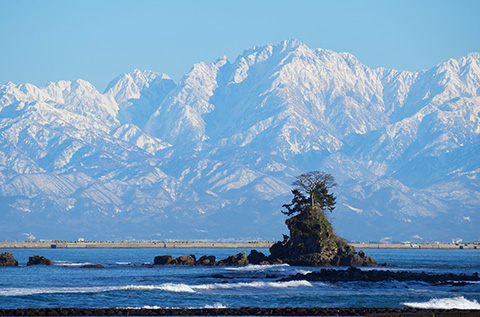 Toyama Plain and Tateyama Mountain Range, showcasing Japan's natural beauty.